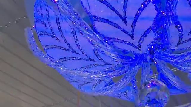 Красива люстра 4 лампи є пульт смотреть онлайн