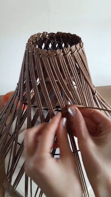 Плету абажур, часть2. #плетіння з паперової лози #wicker #pa смотреть онлайн