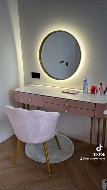 Круглое настенное зеркало в раме с парящей подсветкой