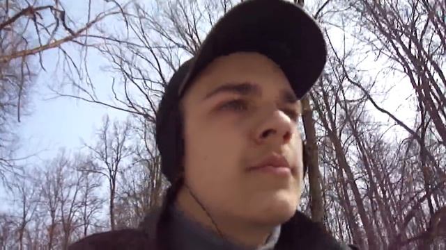 Поездка на велике в весеннем лесу.