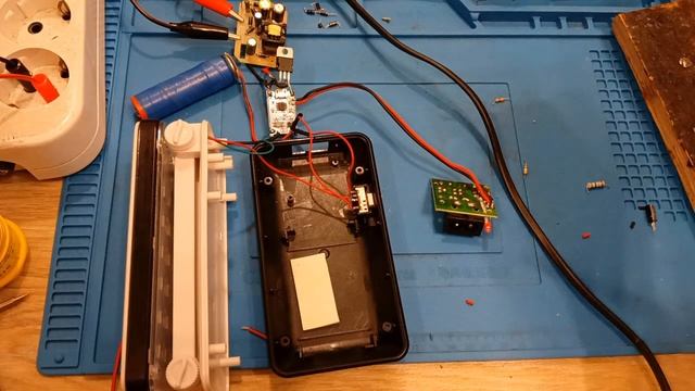 Установка литий-ионного аккумулятора в светильник TOPWE