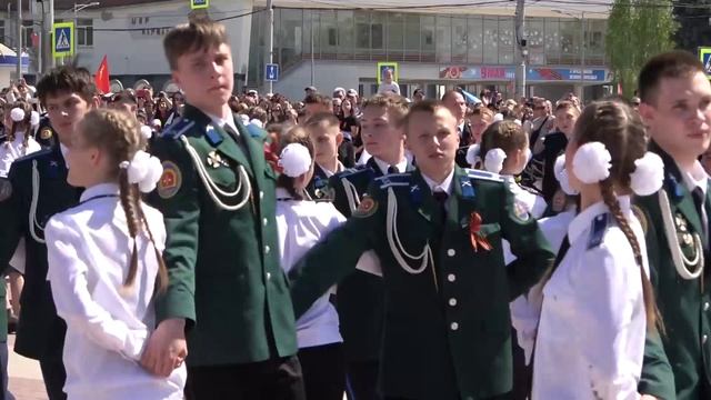 Вальс Победы станцевал и наш легендарный ветеран Владимир Максимович Лямин вместе с кадетами смотреть онлайн