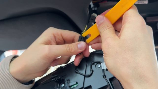 Как снять передний потолочный плафон освещения салон?