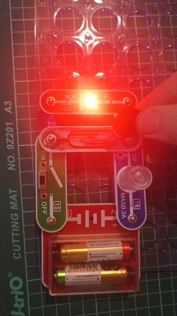 Кто знает? Почему тухнет светодиод, когда зажигается л