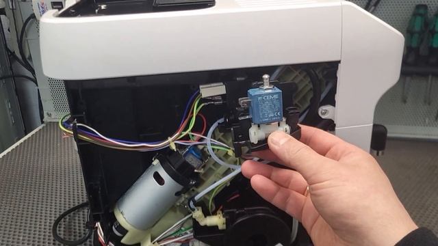 Delonghi Magnifica Plus льет воду поддон смотреть онлайн