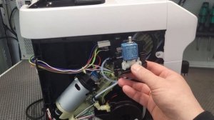 Delonghi Magnifica Plus льет воду поддон