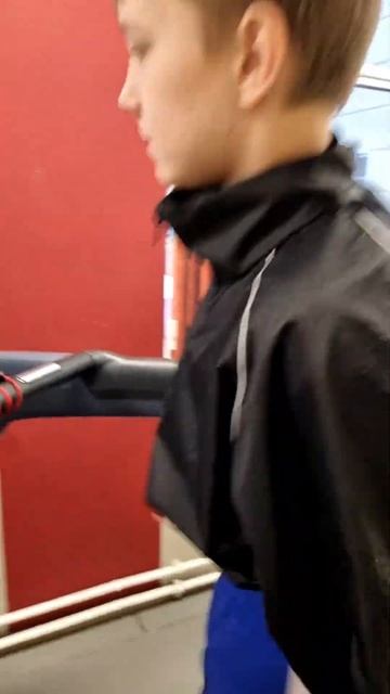 сгонка веса: 15 мин на дорожке в костюме смотреть онлайн