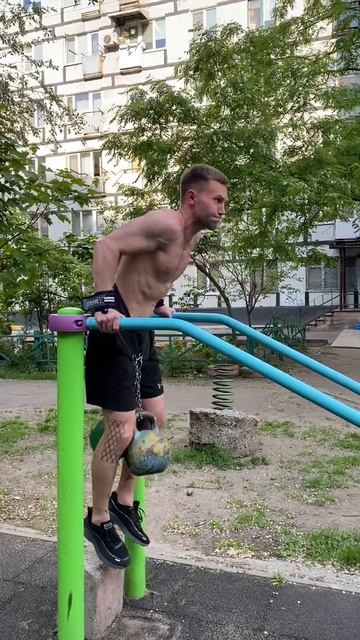 Отжимания на брусьях с дополнительным весом #shorts #спор смотреть онлайн