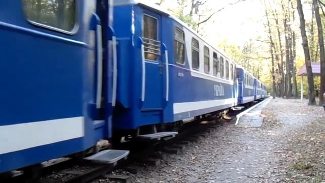 Тепловоз ТУ2-054 с поездом "Украина" отправляется со станции Лесопарк смотреть онлайн