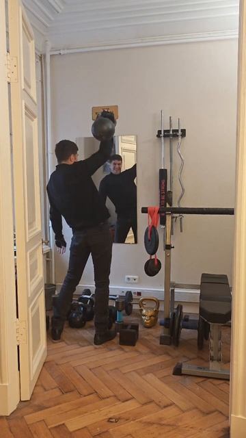 Юрист и гиря. Жим 32 кг 18 раз, с плеча. смотреть онлайн