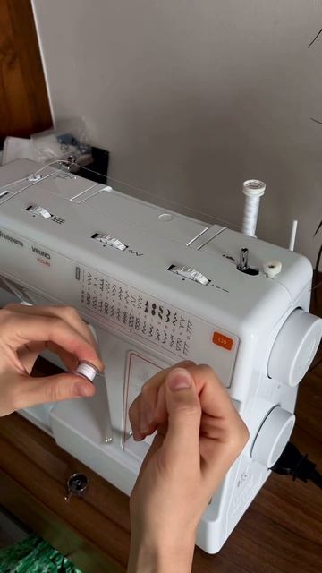 Как ЗАПРАВИТЬ ШПУЛЬКУ на швейной машинке ?