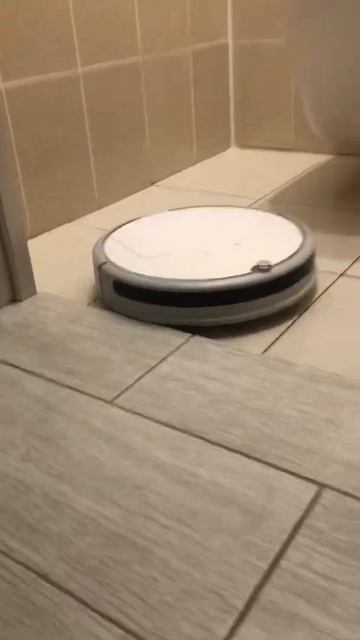 Робот пылесос в действии в сан узле убирает под унитаз смотреть онлайн