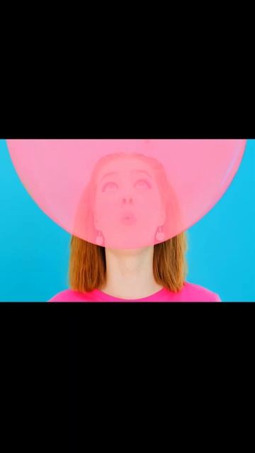 Она надула большой воздушный шар и взлетела смотреть онлайн