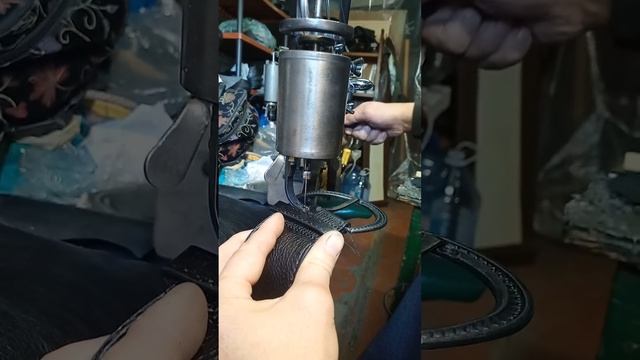 Рукавна швейна машина Версаль в роботі смотреть онлайн