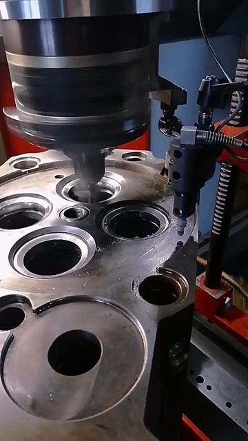 Обработка фаски седла Deutz 620 16k v16 на станке с ЧПУ SERDI Stroni смотреть онлайн