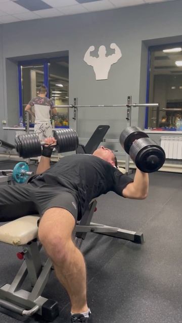 ЖИМ ГАНТЕЛЕЙ ЛЕЖА 40KG X2 #bodybuilding #fitness #gym #sports #жим #massa #мас смотреть онлайн