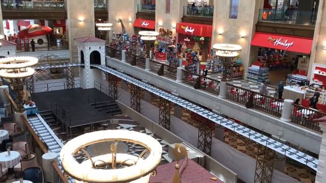 Железная Дорога в детском магазине Hamleys Москва. Вики Сара смотреть онлайн