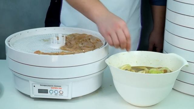 Подготовка к сушке куриного филе в электросушилке Вол смотреть онлайн