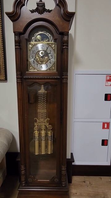 Идут старинные часы.