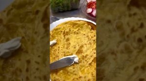 Лепешка Roti. Завтрак из лепешки с сыром, томатами и зеле