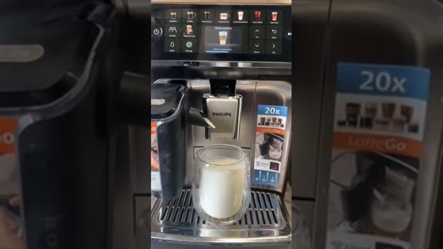 Кавомашина Philips 5500 series LatteGo EP5547/90 смотреть онлайн