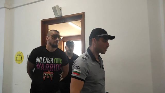 С гелосан перчем и аутфит за чалготека синът на Найден Милков се изправя пред съда