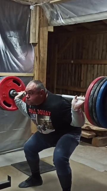 SQUAT WITH PAUSE.220 KG / 485 LBS. 1 REPS.NATURAL SPORTS. ПРИСЕДАНИЕ С ПАУЗОЙ 220 смотреть онлайн