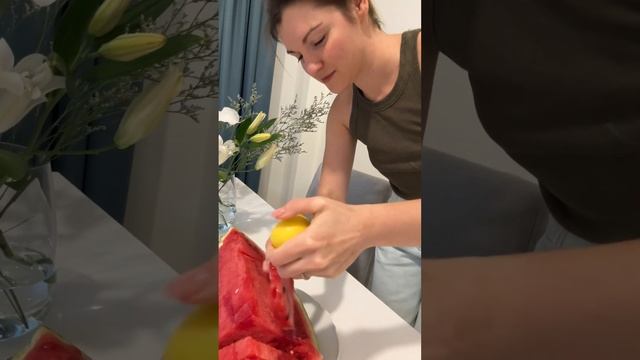 а вы так пробовали есть арбуз? #shortsvideo #арбуз смотреть онлайн