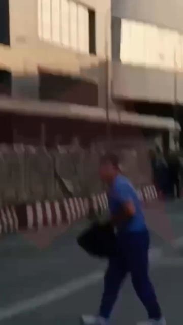 ⚡️Неизвестный мужчина с пистолетом бросил учебную г?