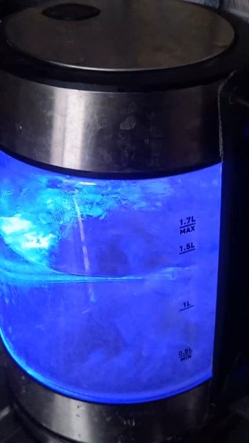 Кипит вода в электрическом чайнике 17-ого Февраля - вод?