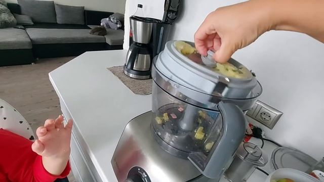 С ребёнком на кухне,нарезка салата в Bosch kubixx.Child in the kitche смотреть онлайн