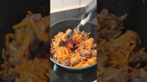 Как вкусно потушить капусту с мясом, чтобы все были в в