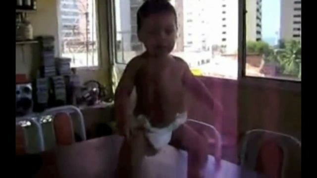 Малыш танцует смотреть онлайн
