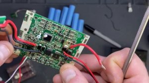 Замена банок в аккумуляторе пылесоса Redmond rv-ur381