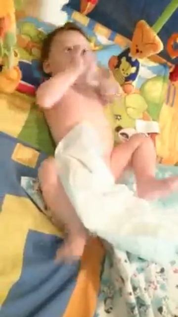 Реакция малыша на пылесос смотреть онлайн