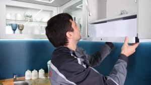 Видеообзор как установить встраиваемую кухонную вытя