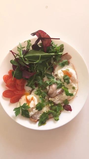 Яичница с беконом на сытный домашний завтрак #сытноив? смотреть онлайн