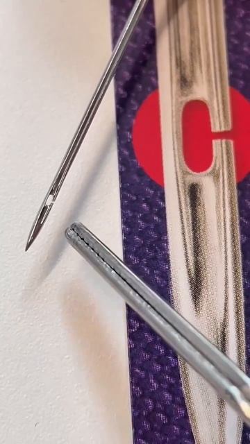 В эту иглу легко заправишь нить. Иглы Szmetz 705 HDK. #sewing#needle