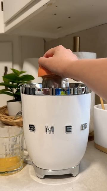 Мое утро ☀️Соковыжималка от Smeg. #утренняярутина #smeg #с смотреть онлайн