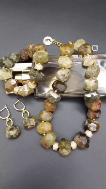 Загадочный, волшебный, это про зелёный гранат.Шикарны? смотреть онлайн