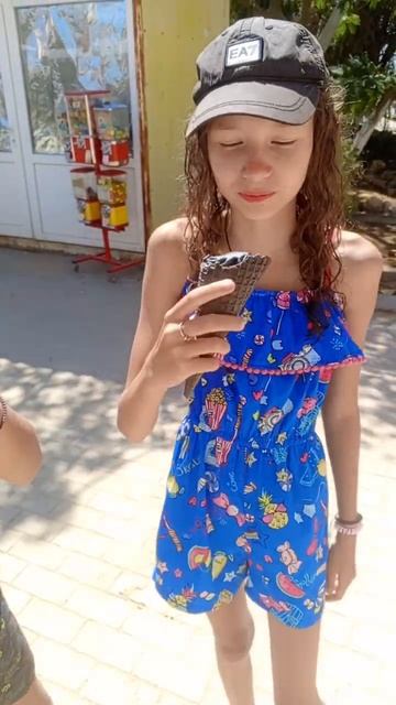 дети на пляже едят чёрное мороженое смотреть онлайн