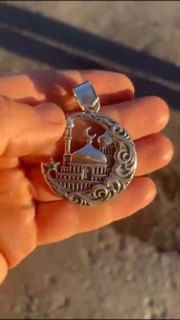 Кулoн полумесяц c зeлёным фианитoм 30гр. Серебро 925 пробы смотреть онлайн