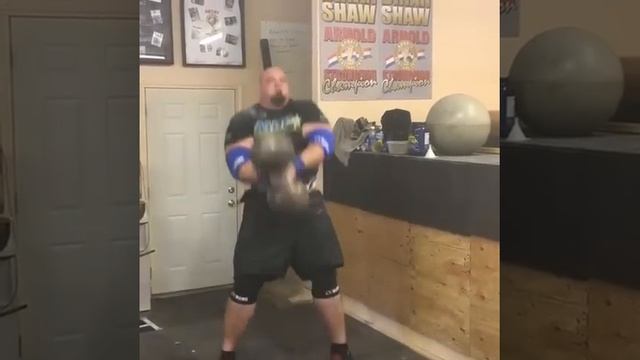 Брайан Шоу ( США) , гантель Сира - 125 кг, подготовка на А? смотреть онлайн