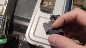 Реле в микроволновке, вроде бы одинаковые, но разные.