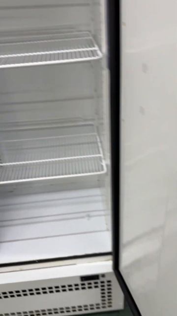 Холодильный шкаф бу. Адрес склада: ул.Выборгская 16к2с6 + смотреть онлайн