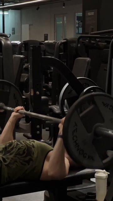 Пришло время когда вес в 60кг стал разминочным #gym #fitnesmot смотреть онлайн