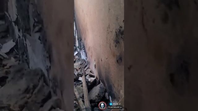 Боец ВСУ показывает последствия удара по своей позиции, размещённой в жилом доме смотреть онлайн