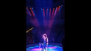 АКРОБАТЫ ДЕЛАЮТ ПИРАМИДУ ИЗ ЛЮДЕЙ