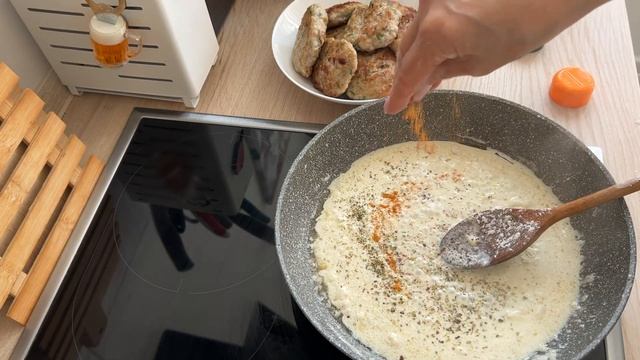 ВКУСНЫЕ КУРИНЫЕ КОТЛЕТЫ В СМЕТАННО - СЛИВОЧНОМ СОУСЕ смотреть онлайн