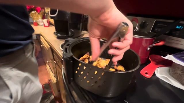 Готовим в АЭРОГРИЛЕ🏠Живём за Городом🥒Солим Огурцы ? смотреть онлайн